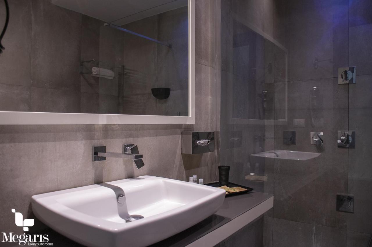 Couette-café Megaris Luxury *